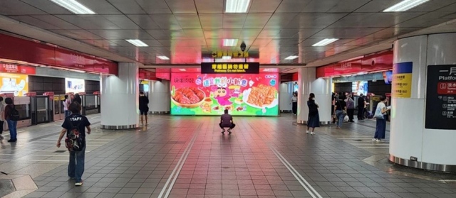台北車站-淡水信義線B4月台層燈箱
